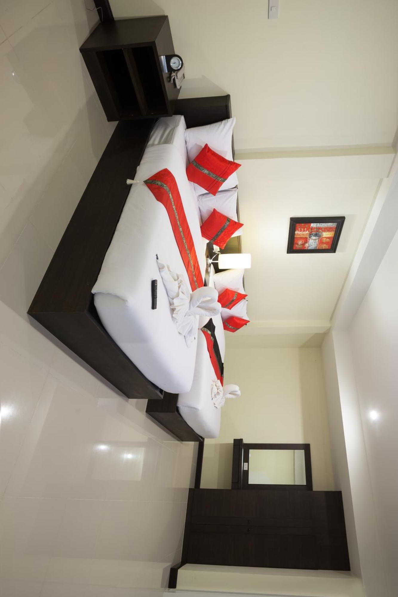 The Elegant Patong Hotel Exterior photo